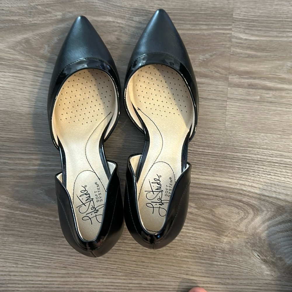 Stride Right size 8 M black soft system FLEX heels